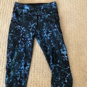 floral/ leafy patterned lululemon leggings size 2